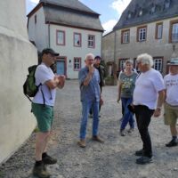 Veste Otzberg. Dr. Axel Gleue erläutert die Topografie der Burg (Bild: A. Sohn-Fritsch)