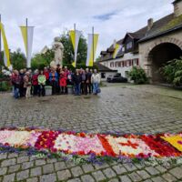 Gruppe vor Markusstatue und Blumenteppich, Mittelzell (G. Seitz)